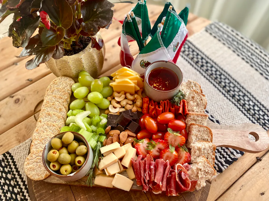 Planche de charcuterie et fromages garnie pour un buffet d'événement