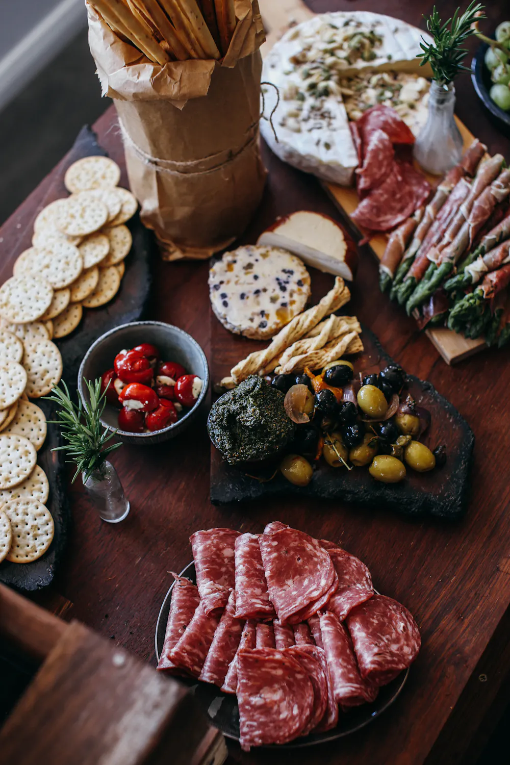 Assortiment de pièces cocktail et mignardises sur un plateau