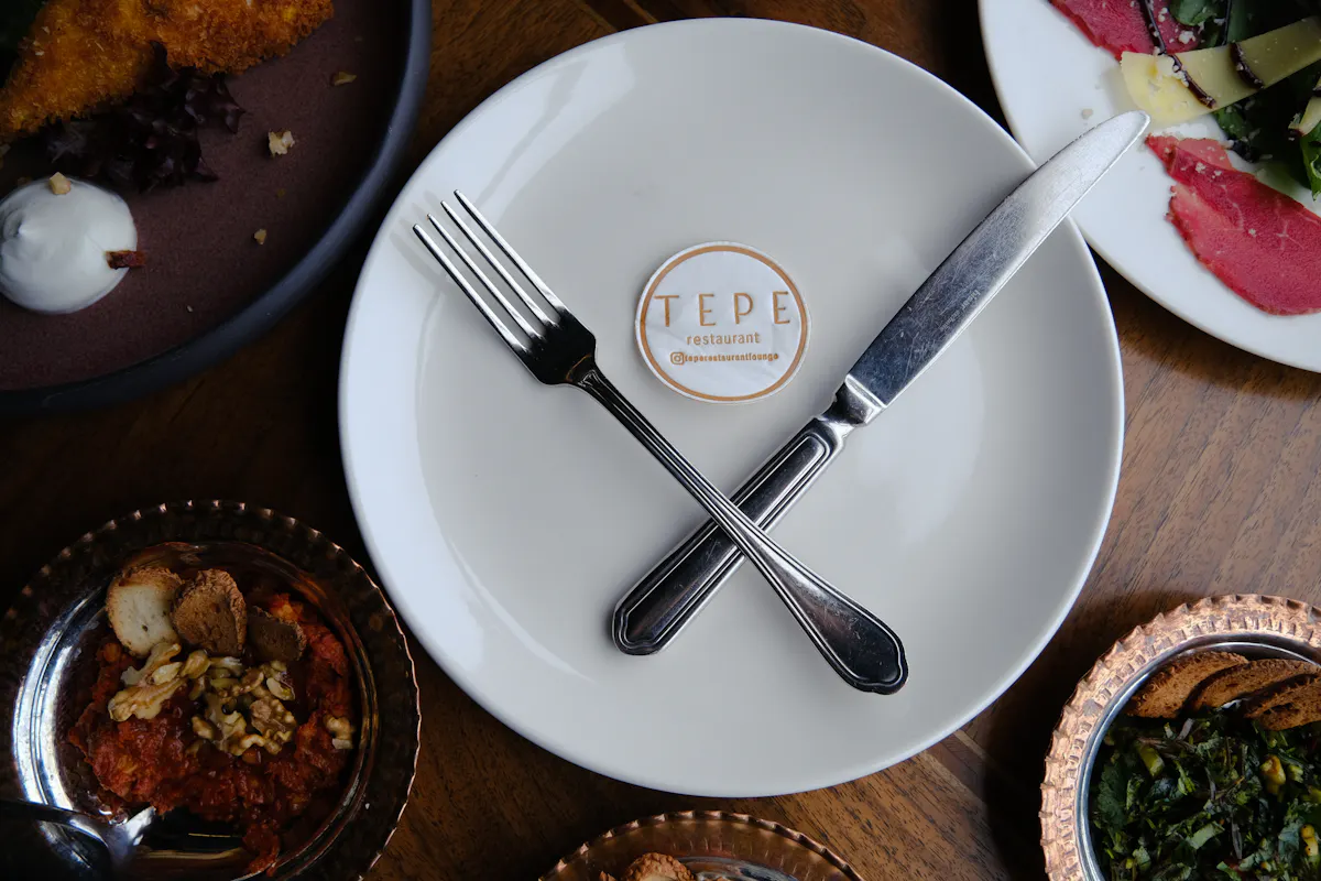 Assiette gastronomique dressée en gros plan, formule repas servi
